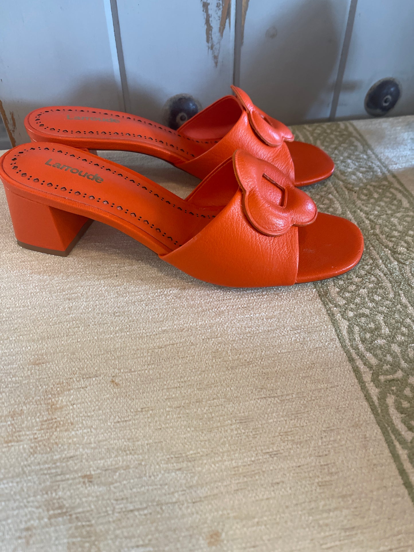 These are Larroude Flora mule slide sandals in orang