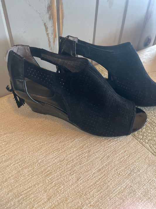 Bandolino black suede peep toe