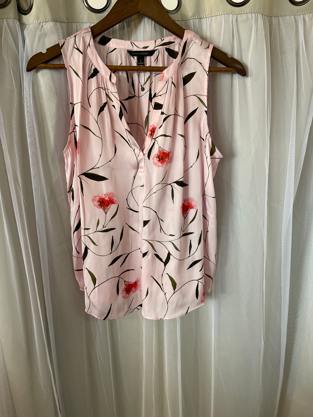 Banana Republic sleeveless floral blouse